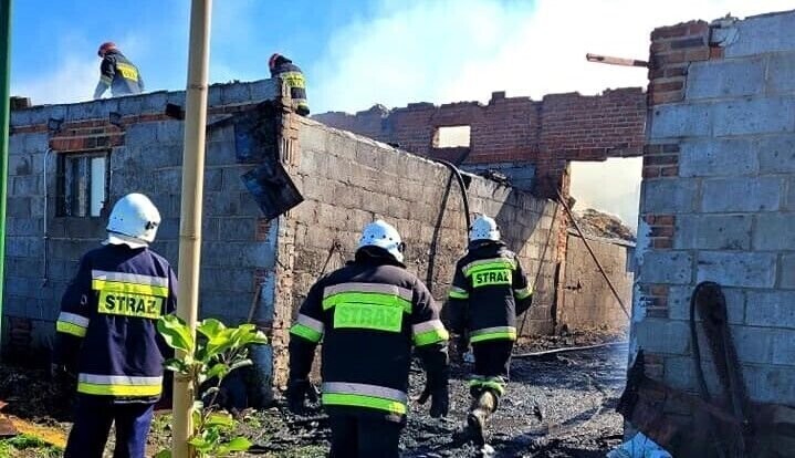 Pożar stodoły. Na miejscu pracowało 10 zastępów straży