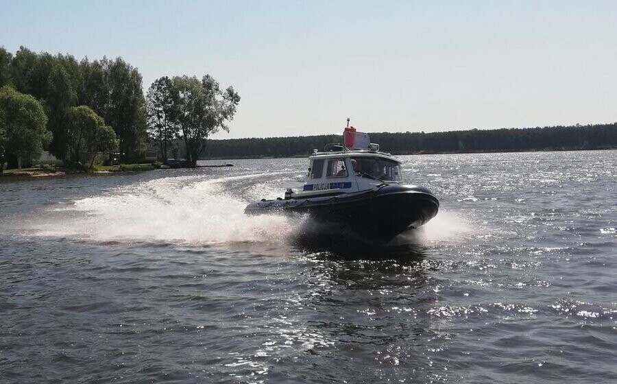 Wpadł na mieliznę. Pomogli policjanci