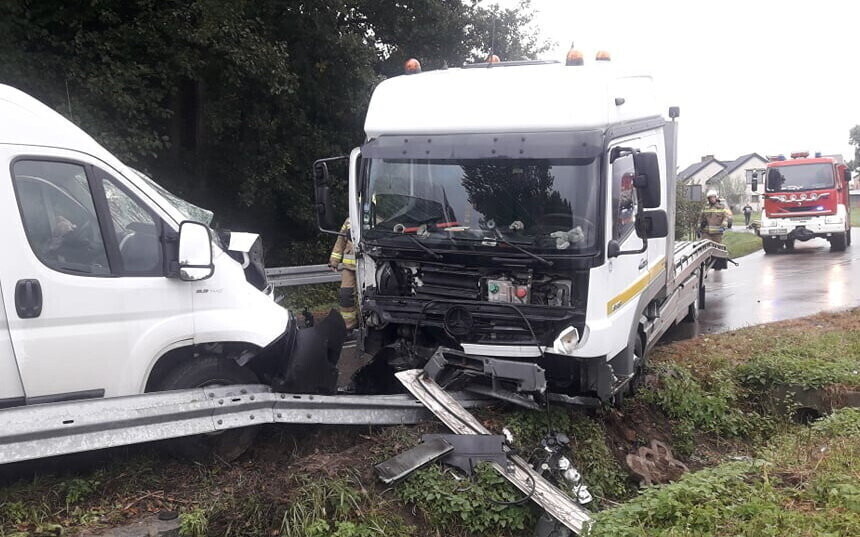 W wyniku czołowego zderzenia dwie osoby trafiły do szpitala