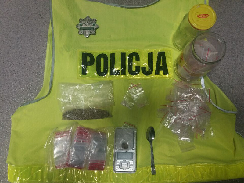 Policjanci zatrzymali 16-letniego dilera i dwoje innych nastolatków