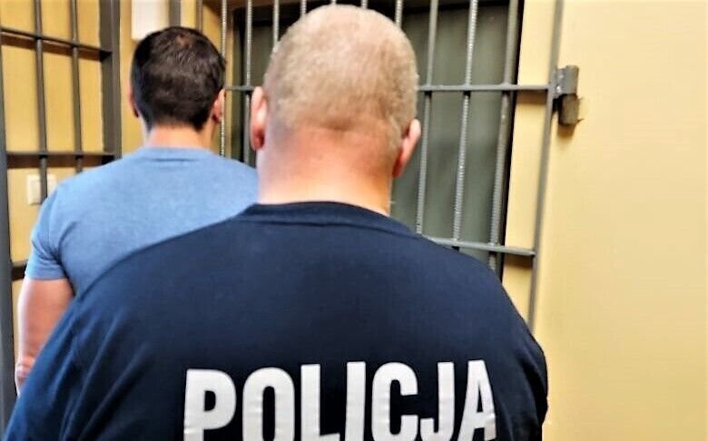 Pijany i bez uprawnień wjechał w budynek