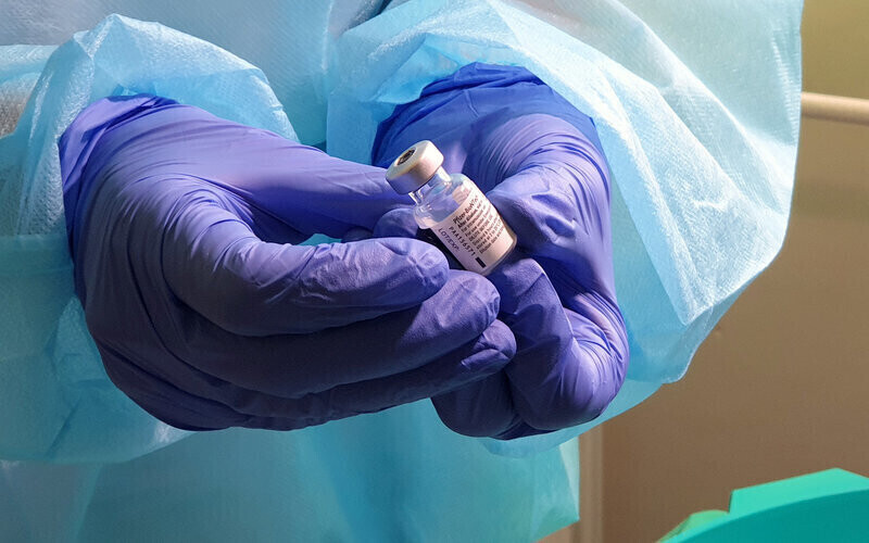 Premier osoby po 50. roku życia i medycy będą mogli otrzymać trzecią dawkę szczepionki