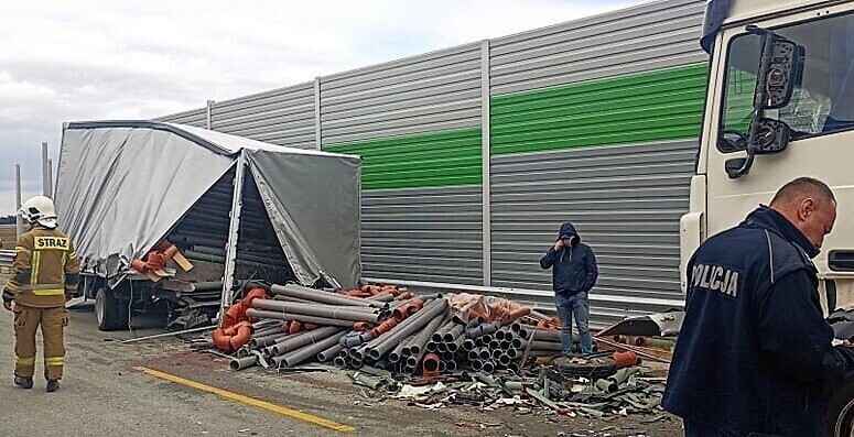 Trzy tiry i samochód dostawczy zderzyły się na A1