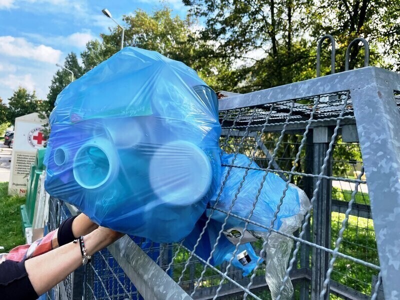 Za mała dziura. Trudno wcisnąć