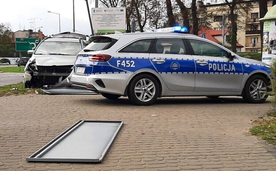 Pijany 23-latek zakończył jazdę na znaku drogowym