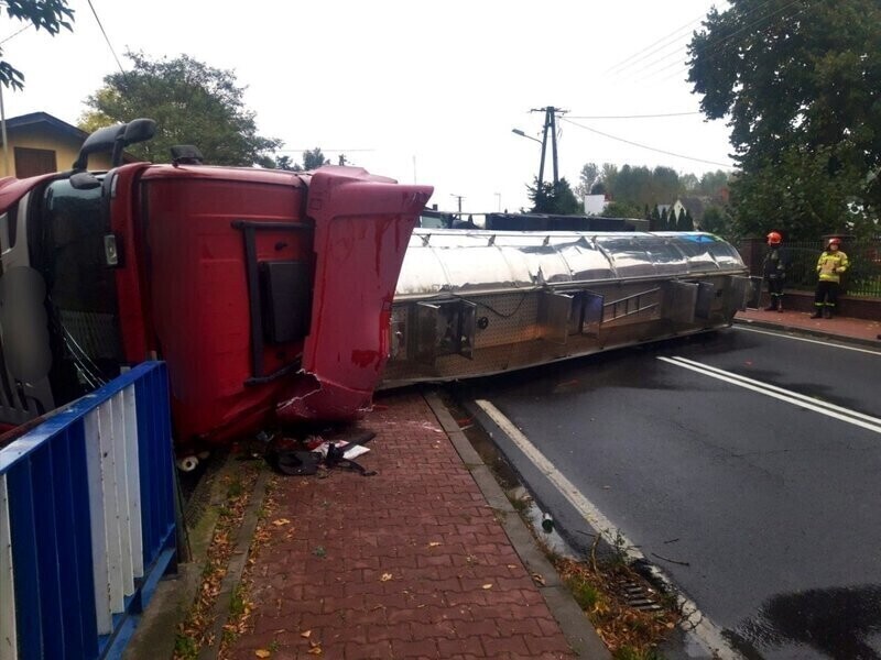 Przewrócona cysterna zablokowała drogę