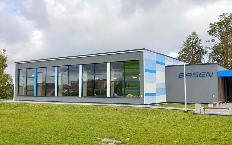 Basen w Sulejowie już działa. Burmistrz oprowadzał po nim mieszkańców zdjęcia