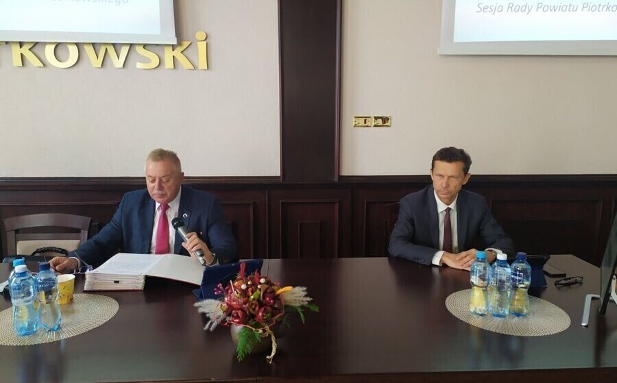 Odśnieżanie dróg inwestycje i zdrowie. Obradowali radni Rady Powiatu