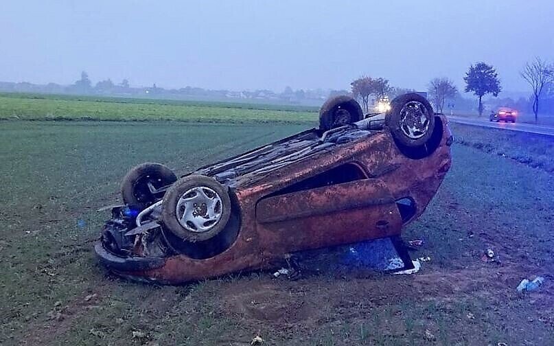 Peugeot dachował w polu. Kierowca miał 3 promile