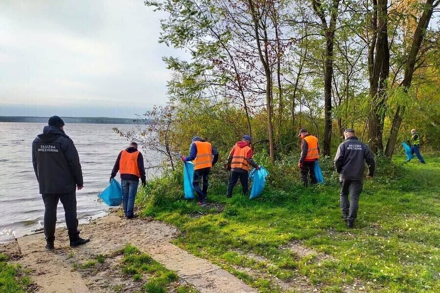 Więźniowie sprzątali brzegi zalewu