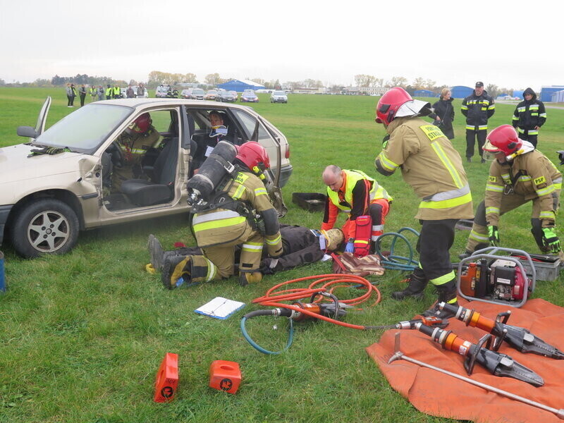 Na lotnisku samochód zderzył się z samolotem ZDJĘCIA