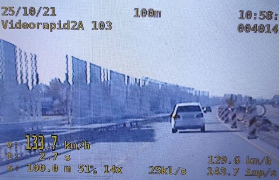 Pędzili ponad 100kmh przez plac budowy