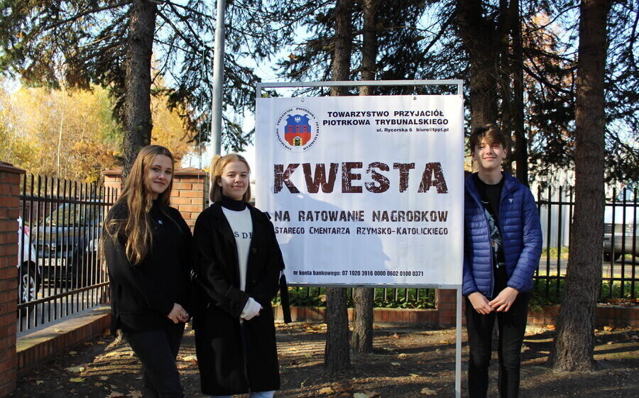 Młodzież kwestuje przy cmentarzach