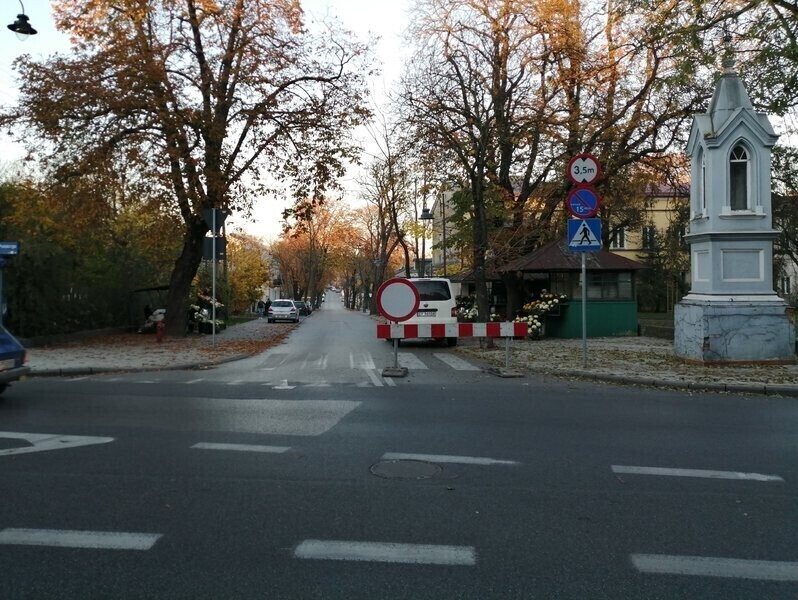 Ruch przy cmentarzach na Wszystkich Świętych