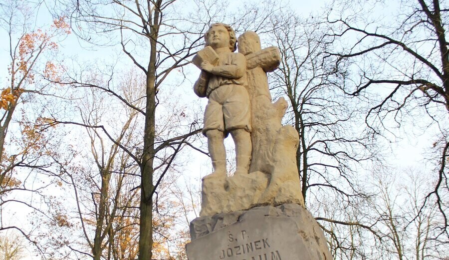 Historia skryta w kamieniu piękne nagrobki piotrkowskich Powązek GALERIA