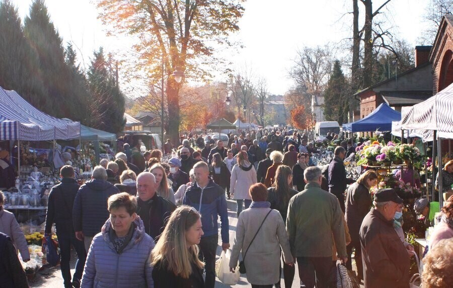 Święto zadumy czy rewia mody na cmentarzu