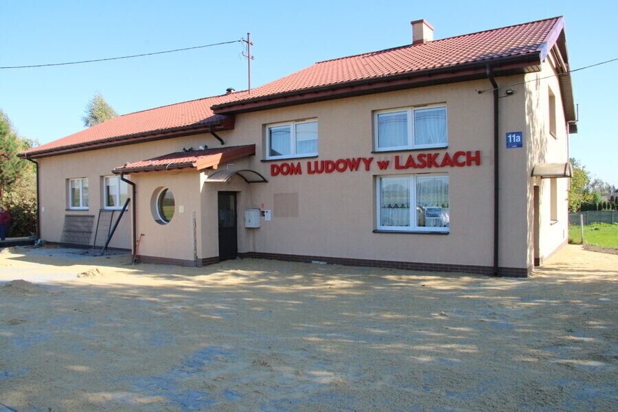 Plac przy Domu Ludowym w Laskach już gotowy