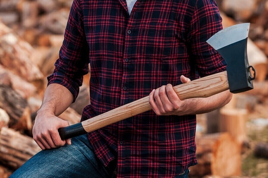 Zaatakował syna siekierą