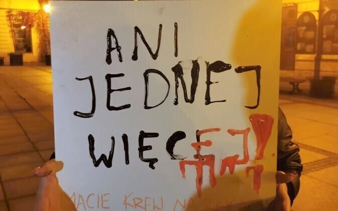 Piotrkowianie protestowali na Rynku Trybunalskim zdjęcia