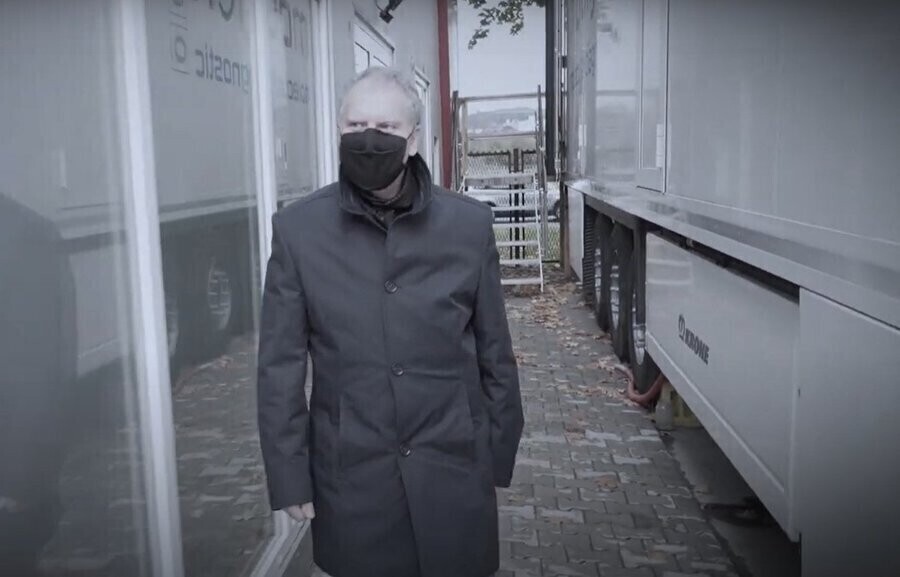 Wymazy spod płota. Pandemia wielkie pieniądze śmierć - film dokumentalny Mateusza Cieślaka