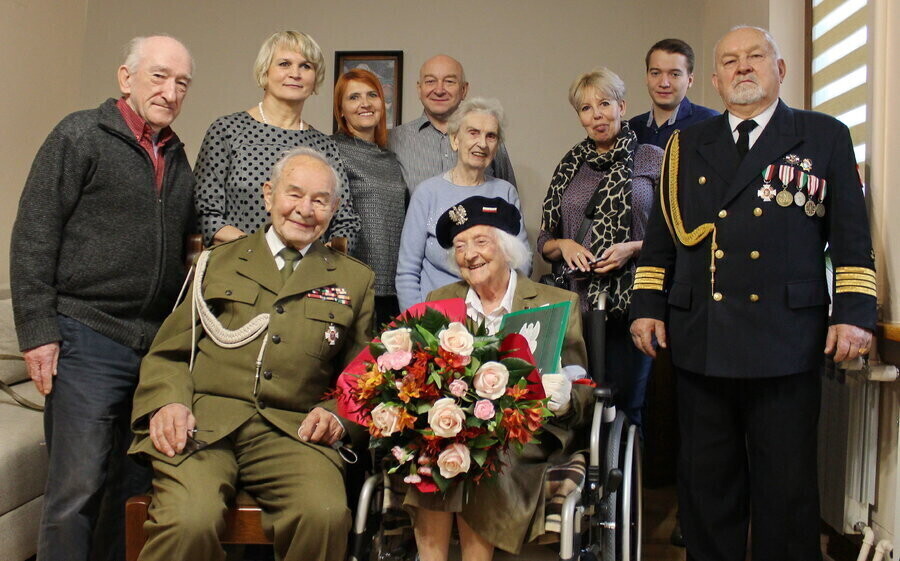 Medal Pro Patria dla sanitariuszki i łączniczki AK