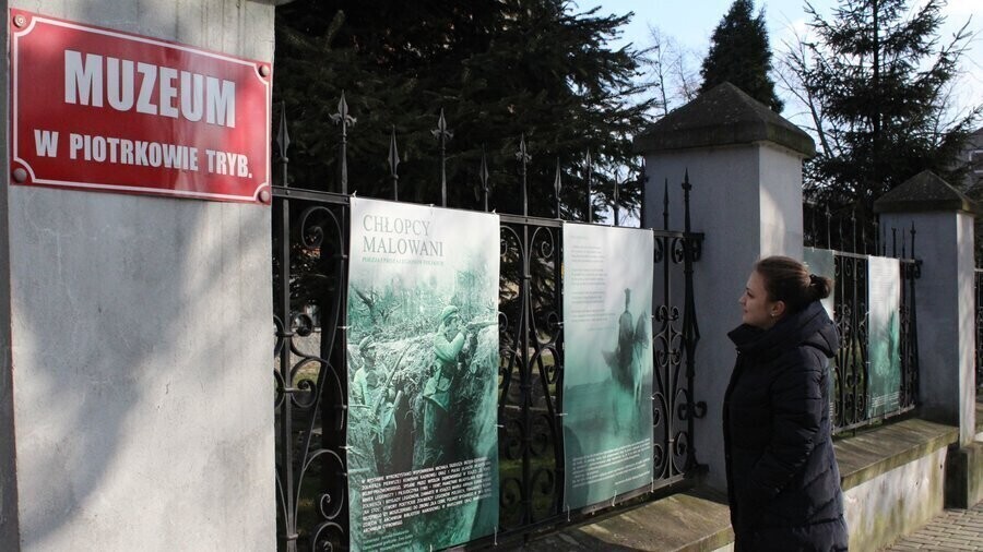 Chłopcy malowani - wystawa na parkanie Muzeum