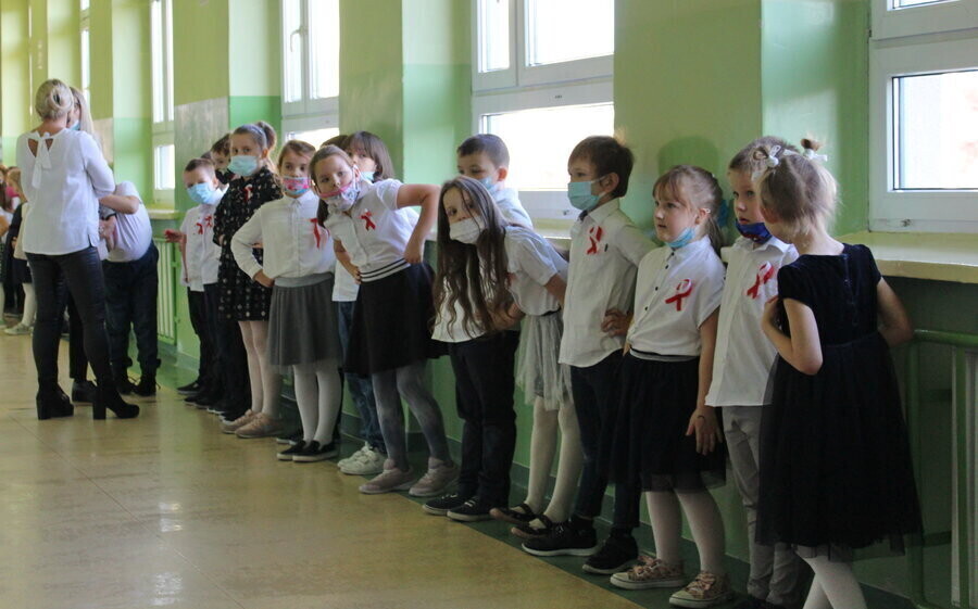 Uczniowie i nauczyciele o 1111 wspólnie uczcili Niepodległą
