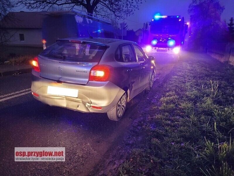 Trzy wozy strażackie i dwa radiowozy do wgniecionego zderzaka