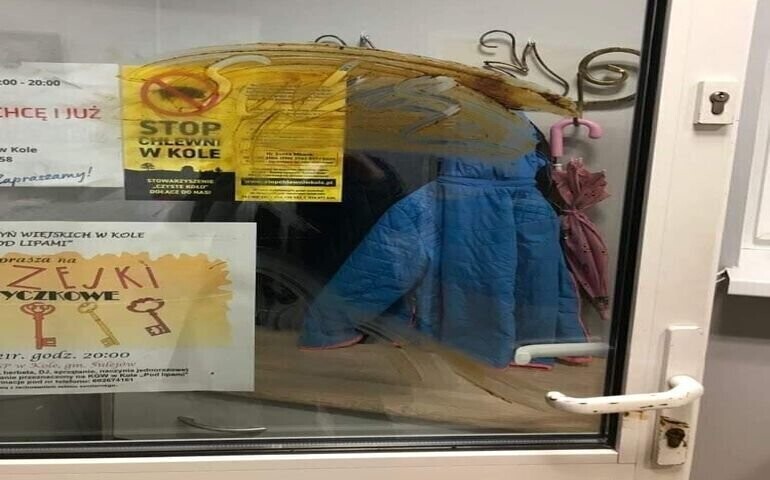 Kto wymazał drzwi kałem