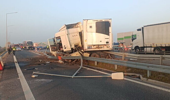 TiR uderzył w barierki