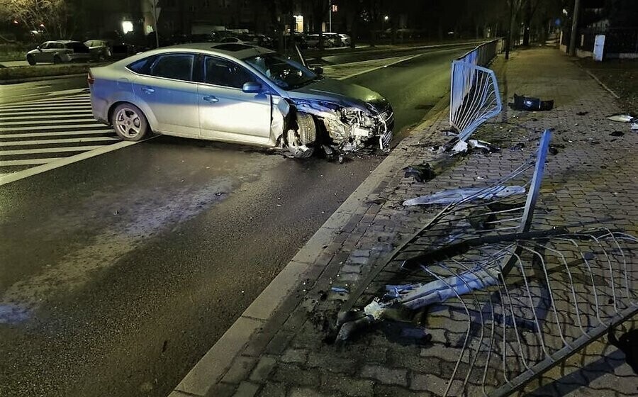Pijany zakończył jazdę na barierkach