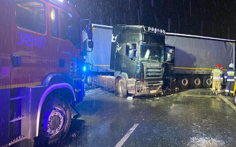 Scania uderzyła w bariery na S8