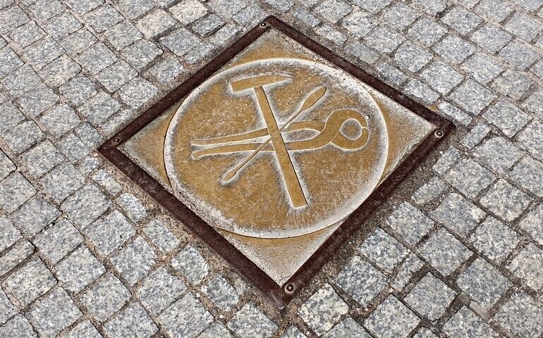 Odkrywamy znane i nieznane - Tablice cechów na ul. Farnej