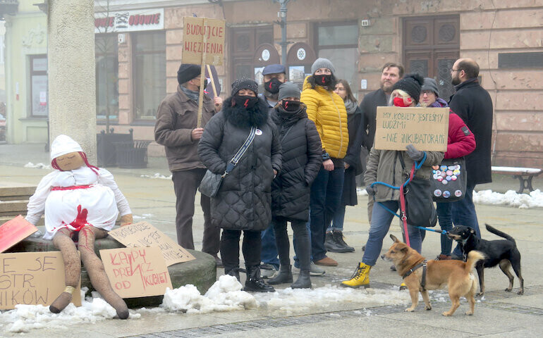 Macie krew na rękach. Happening w Rynku Trybunalskim