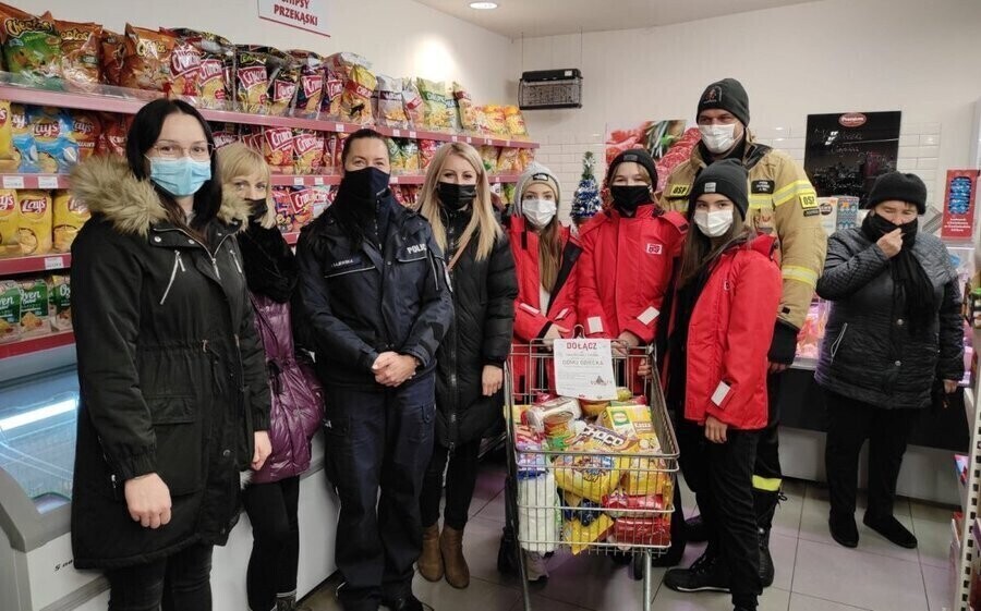 Policjanci i strażacy wsparli Dom Dziecka