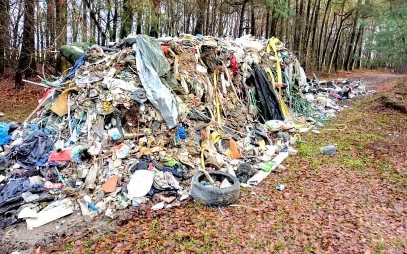 Śmieci przy drodze. Władze nie odpuszczą sprawcy