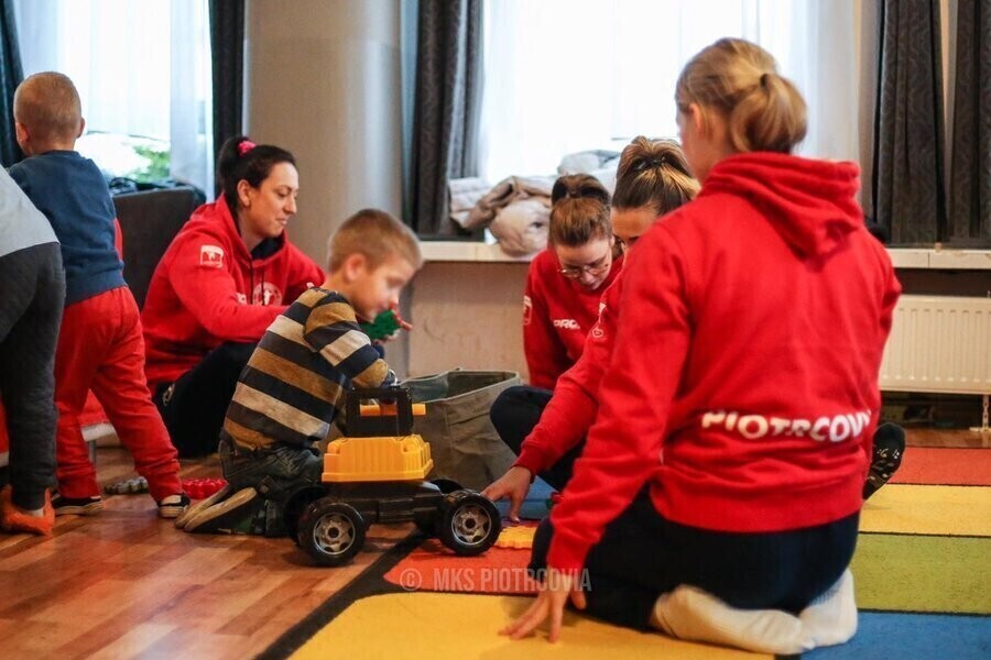 Szczypiorniści odwiedzili dzieci z Domu Dziecka