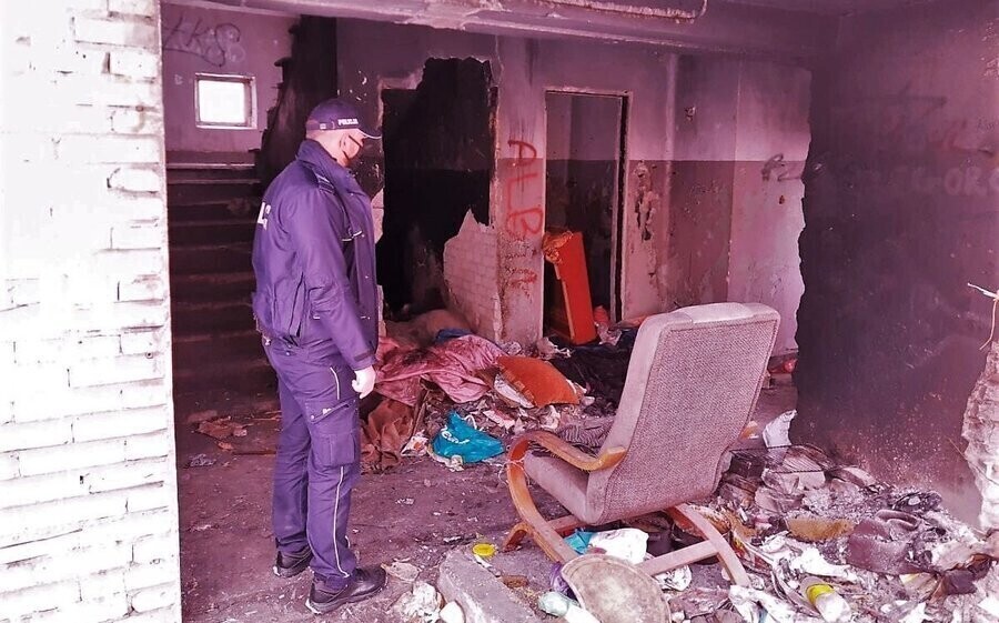 Policjanci ratują przed zamarznięciem