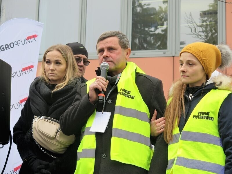 Jesteśmy razem. Protest rolników przed prokuraturą FILMY I ZDJĘCIA. Jest oświadczenie prokuratury.