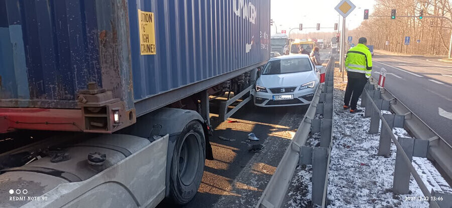 Tir zepchnął osobówkę na Sulejowskiej