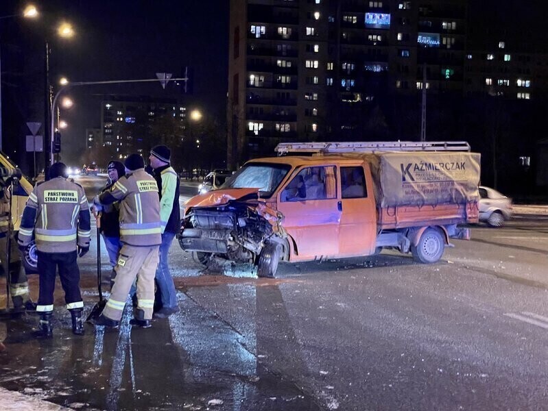 Dwa samochody zderzyły się na ruchliwym skrzyżowaniu