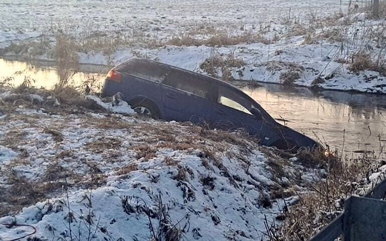Wjechał osobówką do rzeki