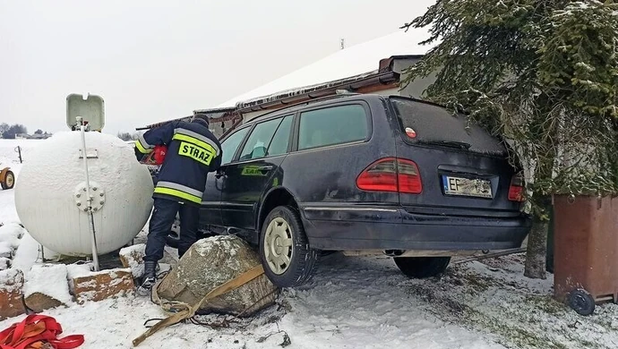 Kierowca mercedesa niemal staranował zbiornik z gazem