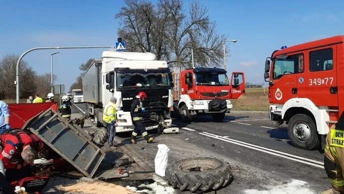 Ciężarówka wjechała w traktor. Kierowca nie żyje