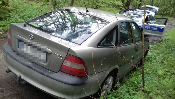 Pijany uderzył w skrzynkę elektryczną i pojechał dalej
