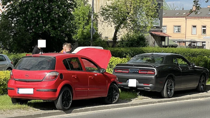 Kolizja w Piotrkowie. Zderzenie dodge&#8217;a i opla