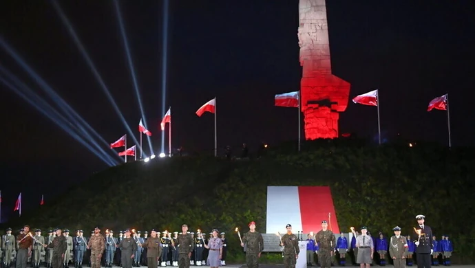 Premier: Myli się katów z ofiarami, przypisując odmienne role tym, którzy bronili człowieczeństwa