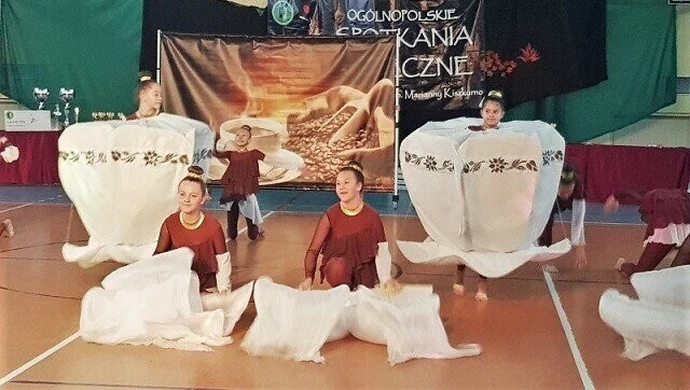 Medale i puchary dla tancerzy z Jaskółczyna