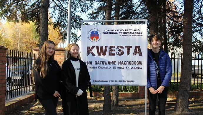 Młodzież kwestuje przy cmentarzach