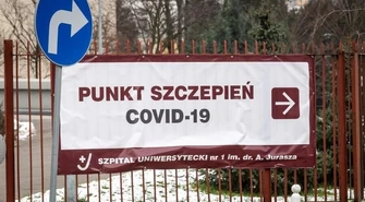 Szef KPRM: jeśli zostają dawki szczepionki z puli dla grupy 0 można nimi szczepić seniorów
